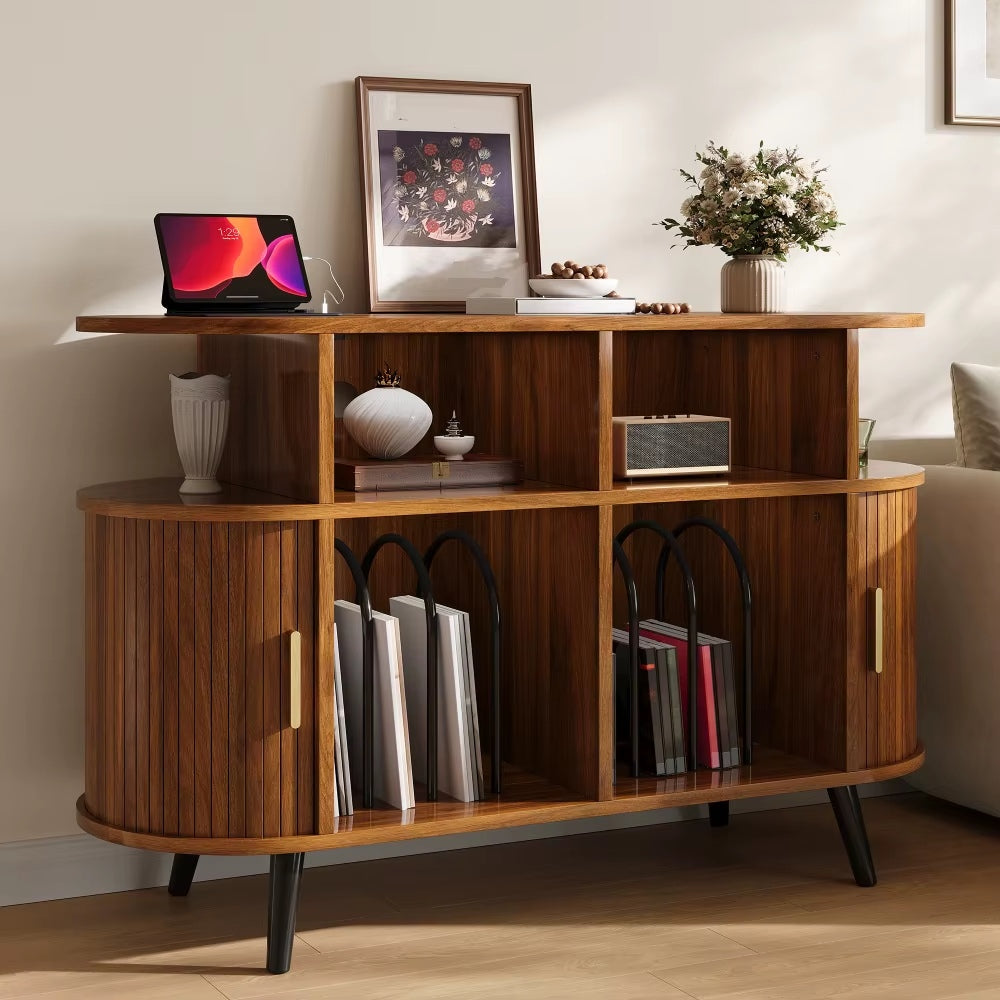 Console ovale près du canapé