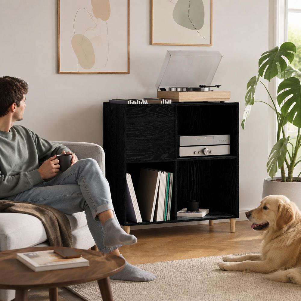 Meuble vinyle noir avec platine dans un coin d’écoute