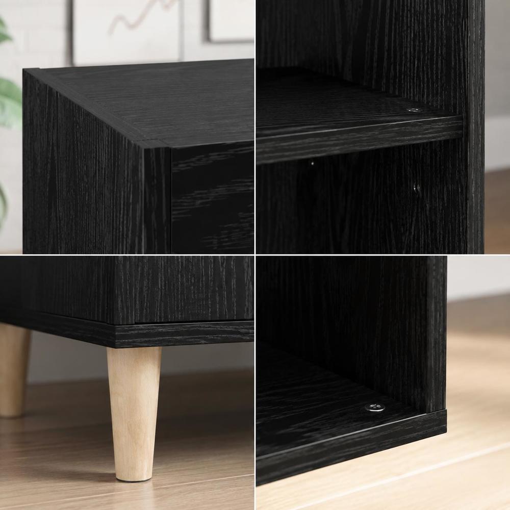 Détails de la finition noire veinée et des pieds du meuble