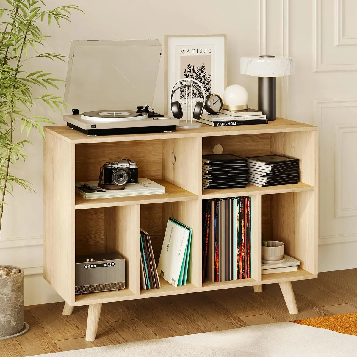 Meuble vinyle bois clair — platine et disques en situation